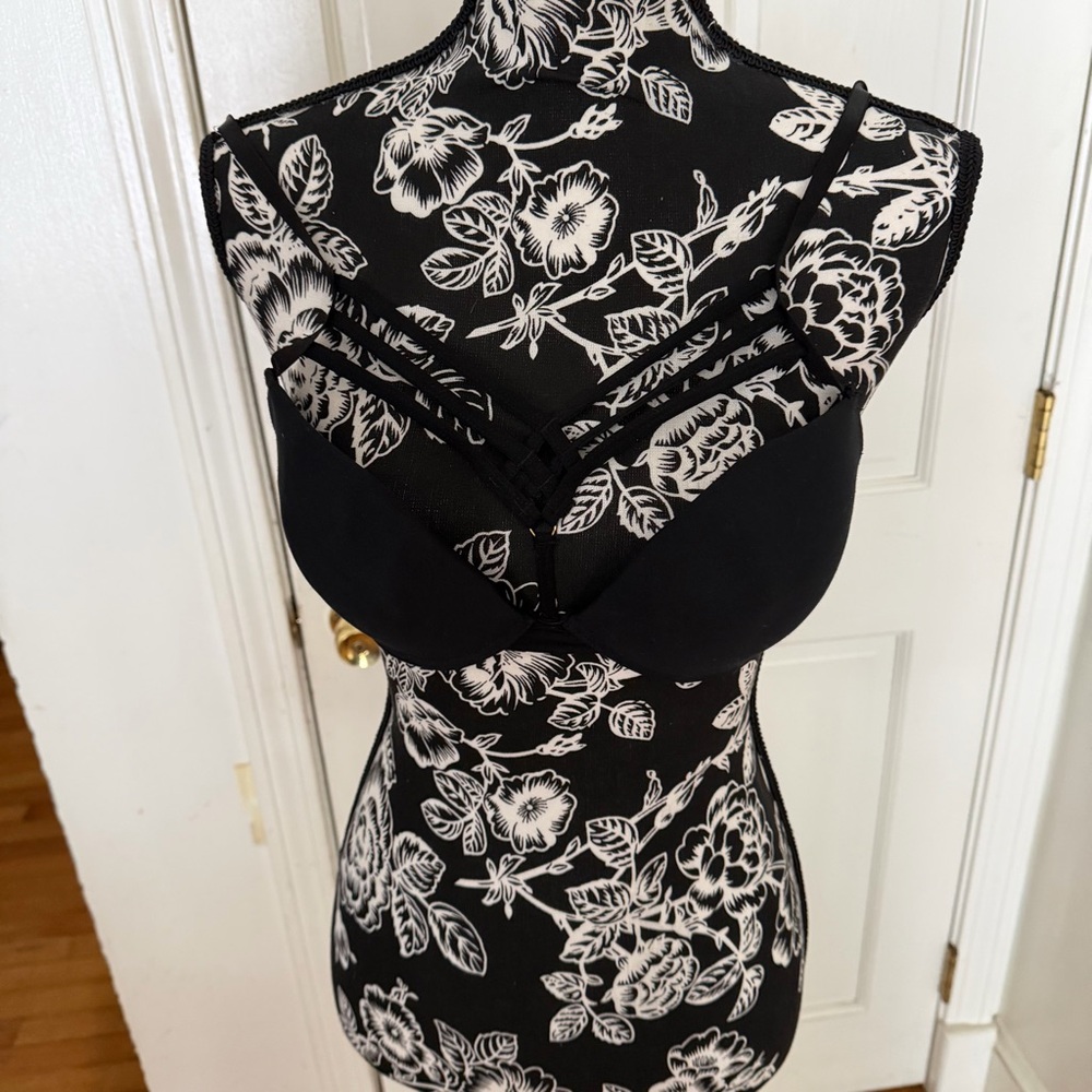 Body frosting, 34C black strappy push-up bra